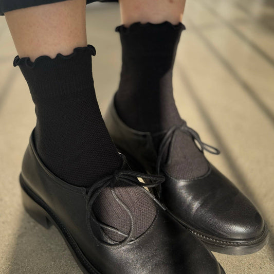 Le Bon Shoppe, Ruffled Hugger Crew Socks, Black