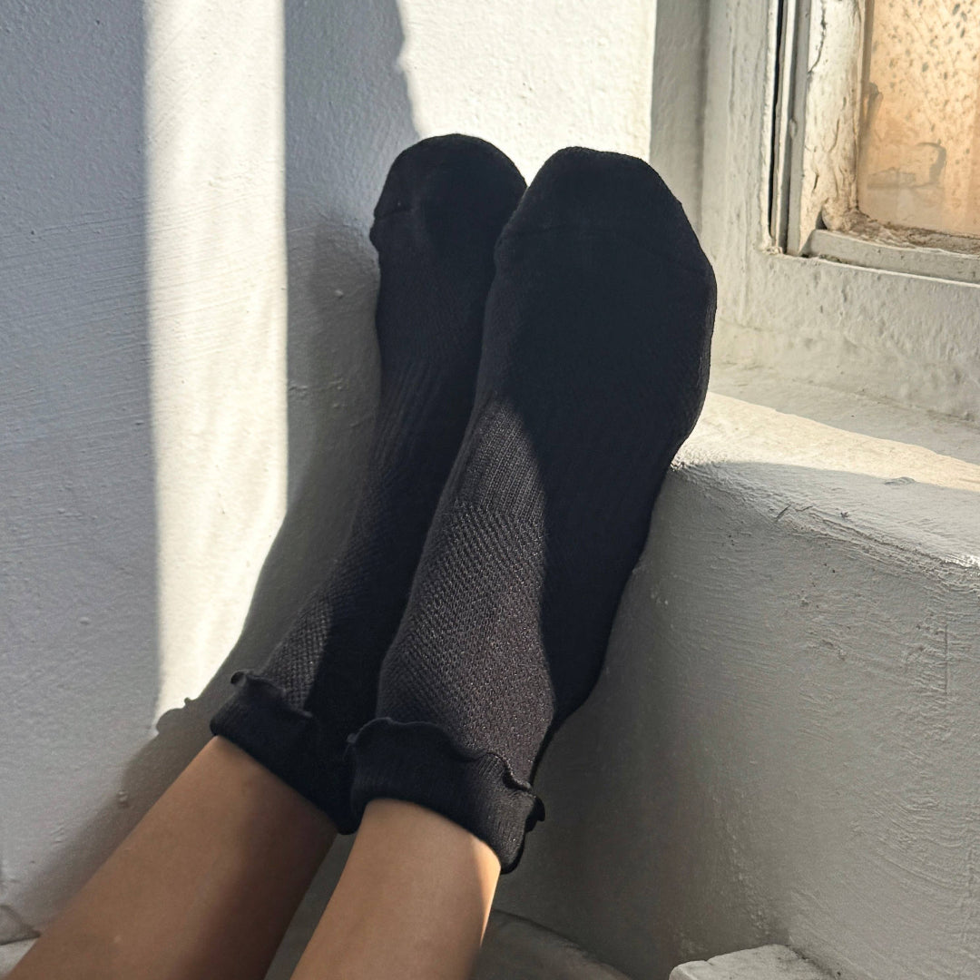 Le Bon Shoppe, Ruffled Hugger Crew Socks, Black
